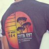T-shirt in cotone grigio antracite con stampa sulla schiena Surf Rider 1984 Costa Est