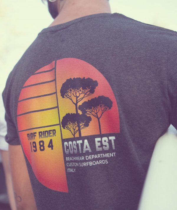 T-shirt in cotone grigio antracite con stampa sulla schiena Surf Rider 1984 Costa Est