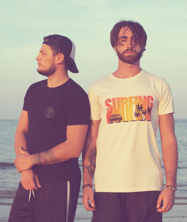 Ragazzi in spiaggia con t-shirt Costa Est Surfing